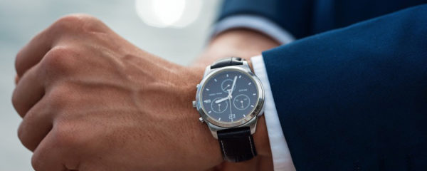 montre à un homme